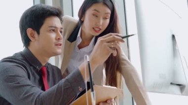 İki iş adamı ofiste proje stratejisi hakkında konuşuyor