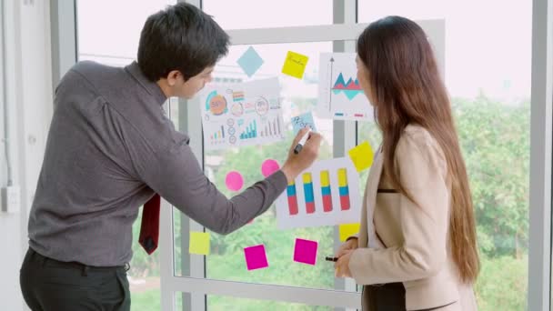 Business people work on project planning board — Stock video