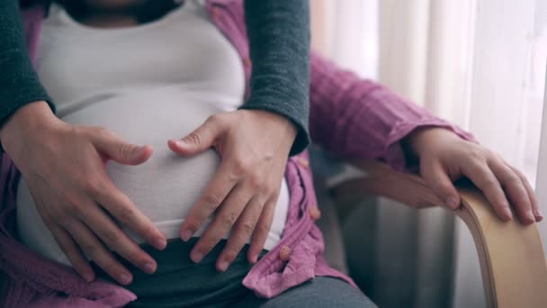 妊娠中のカップルは愛を感じ、自宅でリラックス. — ストック動画