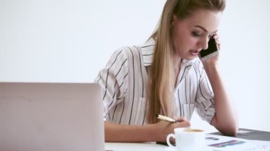 Modern ofiste çalışan sarışın bir iş kadını..