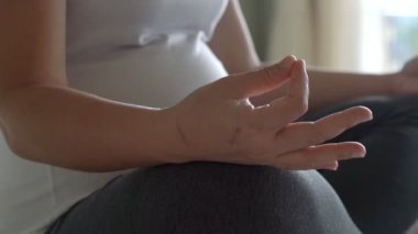 Mutlu hamile bir kadın ve evde bebek bekliyor..