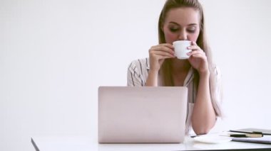 Modern ofiste çalışan sarışın bir iş kadını..