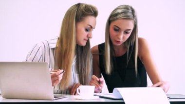 Modern ofiste çalışan sarışın bir iş kadını..