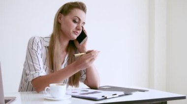 Modern ofiste çalışan sarışın bir iş kadını..