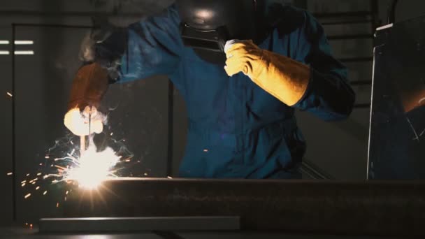 Soudeur de métaux travaillant avec une machine de soudage à l'arc — Video