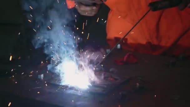 Metalen lasser werken met boog lassen machine — Stockvideo