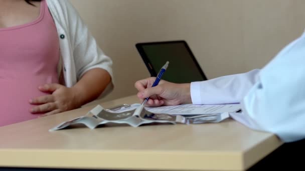 Mulher Grávida e Ginecologista Médica do Hospital — Vídeo de Stock