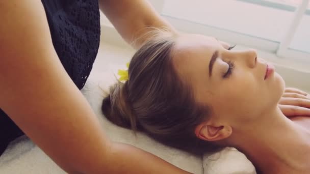 Woman gets shoulder massage spa by therapist. — Stock Video