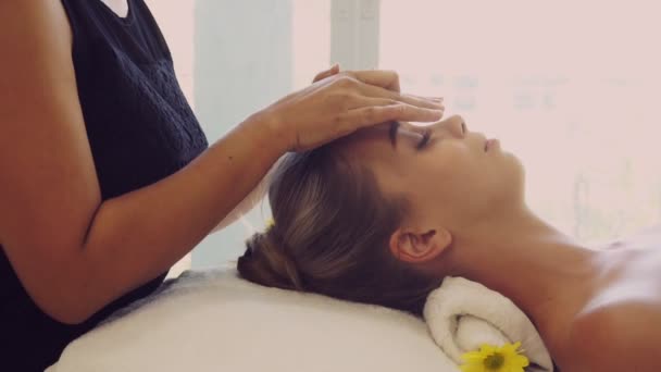 Mulher recebe massagem facial e na cabeça no spa de luxo. — Vídeo de Stock