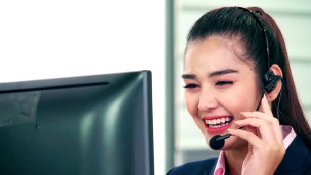 Gente de negocios con auriculares trabajando en la oficina — Vídeo de stock