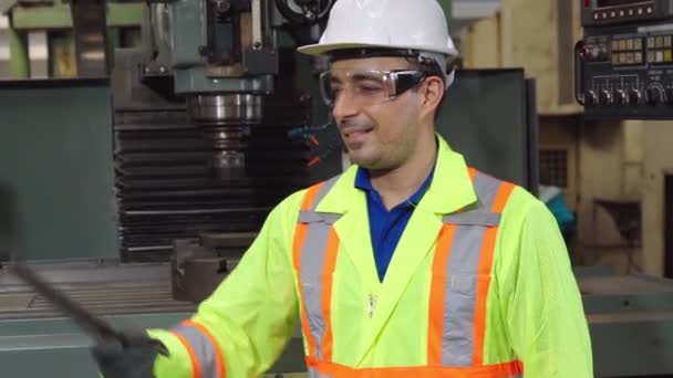 Νέος εργάτης ή μηχανικός κοντά πορτρέτο στο εργοστάσιο — Αρχείο Βίντεο