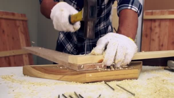 Carpintero trabajando en artesanía de madera en taller — Vídeos de Stock