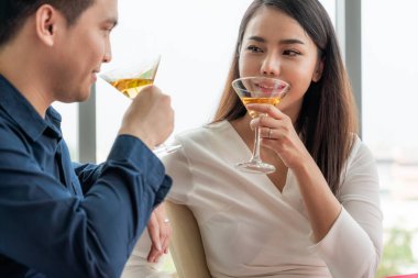 Restoranda yemek yiyen mutlu romantik çift. Çift yıldönümü kutlaması ve yaşam tarzı .
