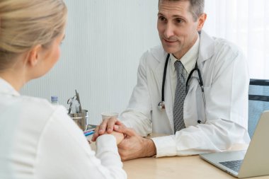 Profesyonel üniformalı doktor hastanedeki ya da klinikteki hastayı muayene ediyor. Sağlık, sağlık ve doktor hizmetleri konsepti.