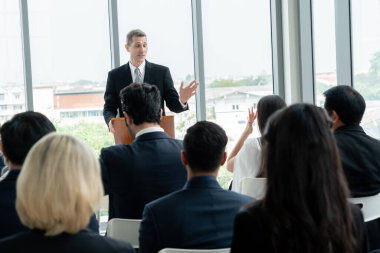 Bir grup iş adamı seminer konferansında toplanıyor. Seyirciler, çalışanların eğitim seanslarındaki eğitmenleri dinliyor. Uzman konuşmacı ile ofis çalışanları toplantısı .