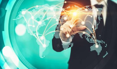 Modern yaratıcı iletişim ve internet ağı akıllı şehirde birleşir. 5G kablosuz dijital bağlantı ve gelecekteki şeylerin interneti kavramı.