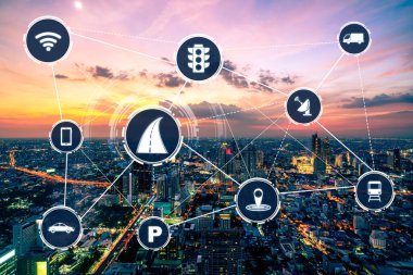 Gelecekteki araba trafiği için akıllı ulaşım teknolojisi kavramı. Sanal akıllı sistem, şehir sokaklarındaki araç verilerini birbirine bağlamak için dijital bilgi analizi yapıyor. Gelecekteki yenilik .