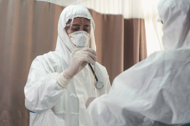 Doktor, hastadan kovid 19 veya koronavirüs enfeksiyonunu test etmek için Nasofaringeal numune aldı. Covid-19 Tıbbi Muayene Personel Hizmeti .