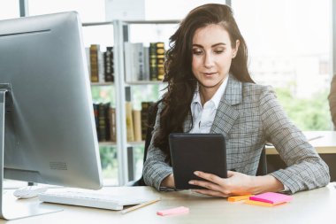 Modern ofis odasındaki masada çalışan iş adamları mali veri raporlarını incelerken .