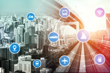 Gelecekteki araba trafiği için akıllı ulaşım teknolojisi kavramı. Sanal akıllı sistem, şehir sokaklarındaki araç verilerini birbirine bağlamak için dijital bilgi analizi yapıyor. Gelecekteki yenilik .