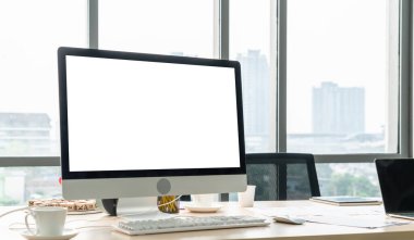 Tasarım için boş bilgisayar monitörü modern küçük ofis içi ya da ev içi ofislerde şablon oluşturur. Yaratıcı meslek için şık bir iş yeri.