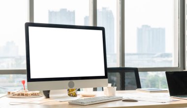 Tasarım için boş bilgisayar monitörü modern küçük ofis içi ya da ev içi ofislerde şablon oluşturur. Yaratıcı meslek için şık bir iş yeri.