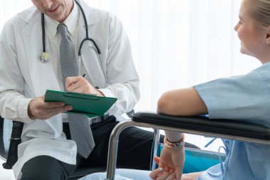 Profesyonel üniformalı doktor hastanedeki ya da klinikteki hastayı muayene ediyor. Sağlık, sağlık ve doktor hizmetleri konsepti.