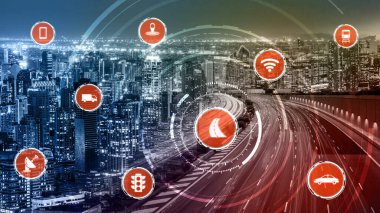 Gelecekteki araba trafiği için akıllı ulaşım teknolojisi kavramı. Sanal akıllı sistem, şehir sokaklarındaki araç verilerini birbirine bağlamak için dijital bilgi analizi yapıyor. Gelecekteki yenilik .