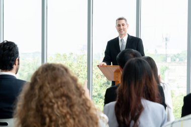 Bir grup iş adamı seminer konferansında toplanıyor. Seyirciler, çalışanların eğitim seanslarındaki eğitmenleri dinliyor. Uzman konuşmacı ile ofis çalışanları toplantısı .