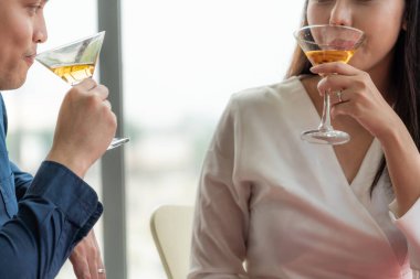 Restoranda yemek yiyen mutlu romantik çift. Çift yıldönümü kutlaması ve yaşam tarzı .