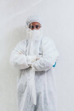 Koronavirüs ve Covid-19 enfeksiyonundan korunan hastane koğuşunda yüz maskesi ve yüz maskesi takan doktor. .