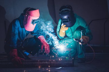 Metal kaynak çeliği, fabrikada çelik kaynaklamak için elektrikli yay kaynak makinesi kullanır. El becerisi iş gücü kavramına göre metal imalatı ve inşaat bakım hizmeti.