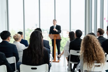 Bir grup iş adamı seminer konferansında toplanıyor. Seyirciler, çalışanların eğitim seanslarındaki eğitmenleri dinliyor. Uzman konuşmacı ile ofis çalışanları toplantısı .