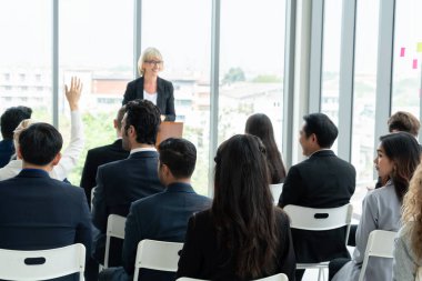 Bir grup iş adamı seminer konferansında toplanıyor. Seyirciler, çalışanların eğitim seanslarındaki eğitmenleri dinliyor. Uzman konuşmacı ile ofis çalışanları toplantısı .