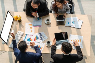 Zeki iş adamı ve iş kadını modern ofis içinde grup toplantılarında konuşuyorlar. İş ortaklığı stratejik planlama ve iş arkadaşlarının beyin fırtınası.