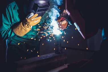 Metal kaynak çeliği, fabrikada çelik kaynaklamak için elektrikli yay kaynak makinesi kullanır. El becerisi iş gücü kavramına göre metal imalatı ve inşaat bakım hizmeti.