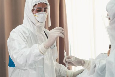 Doktor, hastadan kovid 19 veya koronavirüs enfeksiyonunu test etmek için Nasofaringeal numune aldı. Covid-19 Tıbbi Muayene Personel Hizmeti .