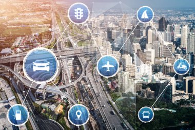 Gelecekteki araba trafiği için akıllı ulaşım teknolojisi kavramı. Sanal akıllı sistem, şehir sokaklarındaki araç verilerini birbirine bağlamak için dijital bilgi analizi yapıyor. Gelecekteki yenilik .