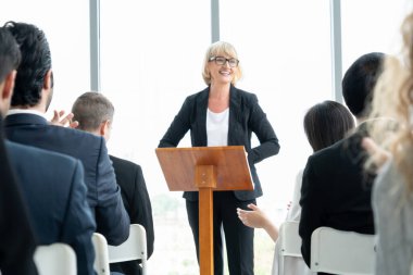 Bir grup iş adamı seminer konferansında toplanıyor. Seyirciler, çalışanların eğitim seanslarındaki eğitmenleri dinliyor. Uzman konuşmacı ile ofis çalışanları toplantısı .