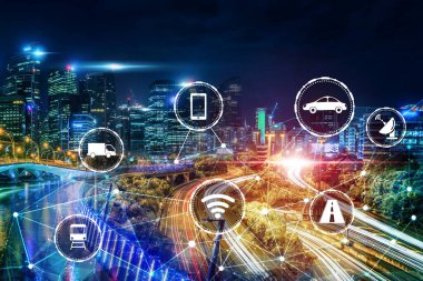 Gelecekteki araba trafiği için akıllı ulaşım teknolojisi kavramı. Sanal akıllı sistem, şehir sokaklarındaki araç verilerini birbirine bağlamak için dijital bilgi analizi yapıyor. Gelecekteki yenilik .