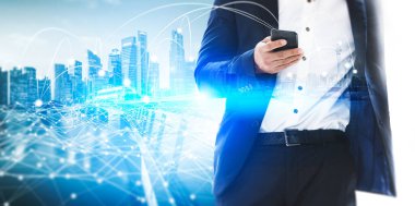 Modern yaratıcı iletişim ve internet ağı akıllı şehirde birleşir. 5G kablosuz dijital bağlantı ve gelecekteki şeylerin interneti kavramı.