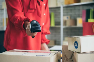 Çevrimiçi satıcı ev ofisinde çalışıyor ve teslimat kutusunu müşteriye paketliyor. İnternette e-ticaret yapan küçük işletme sahibi ya da girişimci.