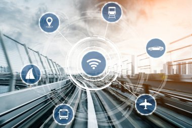 Gelecekteki araba trafiği için akıllı ulaşım teknolojisi kavramı. Sanal akıllı sistem, şehir sokaklarındaki araç verilerini birbirine bağlamak için dijital bilgi analizi yapıyor. Gelecekteki yenilik .