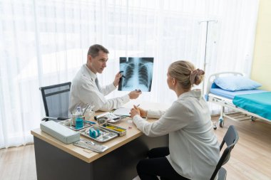 Profesyonel üniformalı doktor hastanedeki ya da klinikteki hastayı muayene ediyor. Sağlık, sağlık ve doktor hizmetleri konsepti.