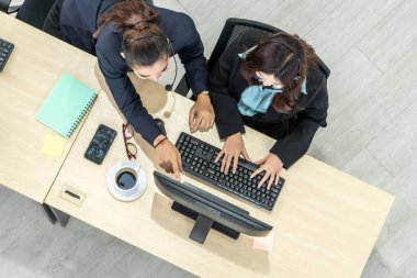 Ofiste üst kademeden kulaklık takan işadamları uzak müşteri ya da meslektaşlarını desteklemek için bilgisayarla çalışıyorlar. Çağrı merkezi, tele pazarlama acente servisi telefon ya da video konferans çağrısı.