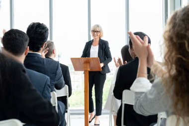 Bir grup iş adamı seminer konferansında toplanıyor. Seyirciler, çalışanların eğitim seanslarındaki eğitmenleri dinliyor. Uzman konuşmacı ile ofis çalışanları toplantısı .