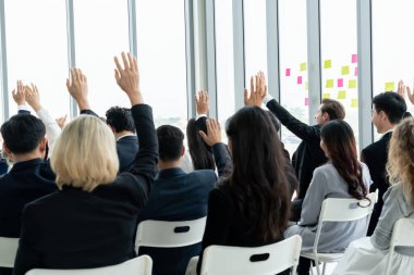 Bir grup iş adamı seminer konferansında toplanıyor. Seyirciler, çalışanların eğitim seanslarındaki eğitmenleri dinliyor. Uzman konuşmacı ile ofis çalışanları toplantısı .