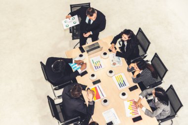 İş adamları grup toplantısı ofiste yukarıdan çekildi. İş kadınları, iş adamları ve ofis çalışanları, proje planlama belgeleriyle takım konferansında toplantı masasında çalışıyorlar. .