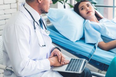 Profesyonel üniformalı doktor hastanedeki ya da klinikteki hastayı muayene ediyor. Sağlık, sağlık ve doktor hizmetleri konsepti.