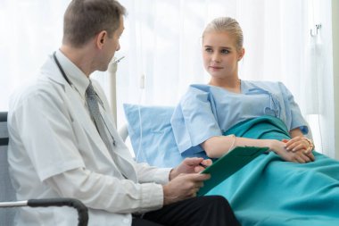 Profesyonel üniformalı doktor hastanedeki ya da klinikteki hastayı muayene ediyor. Sağlık, sağlık ve doktor hizmetleri konsepti.